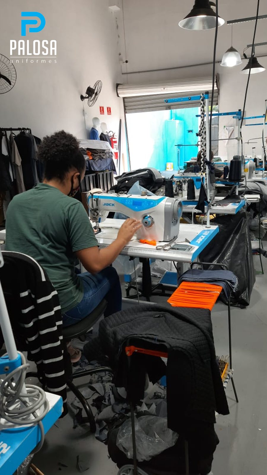 Máquina de costura na produção da Palosa Uniformes